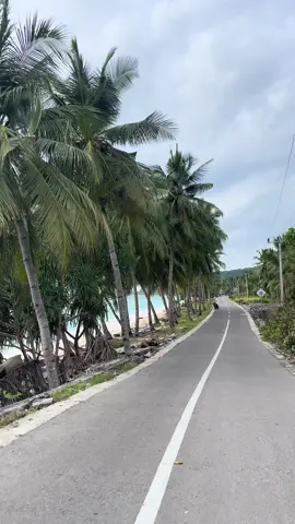 Jalan-jalan sore#onemelangkabeach #butonpride🏝 #wakatobi #binongko #sulawesitenggara 