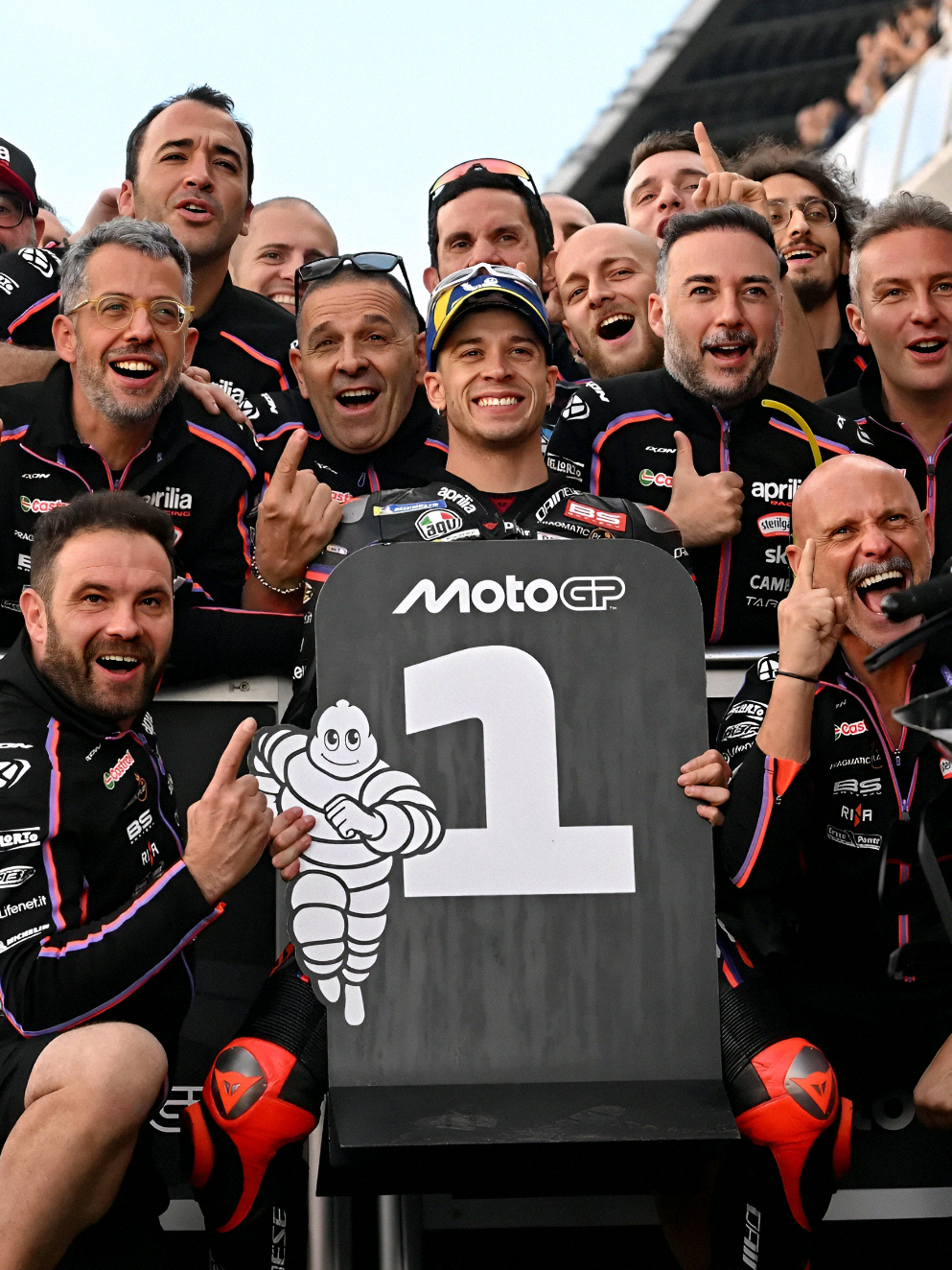 marco bezzechi wins the final grand prix of the season 👏🏻🏆 1. marco bezzechi 2. raul fernandez 3. fabio diggia #marcobezzecchi #aprilia #motogp #valenciagp #seasonfinale 