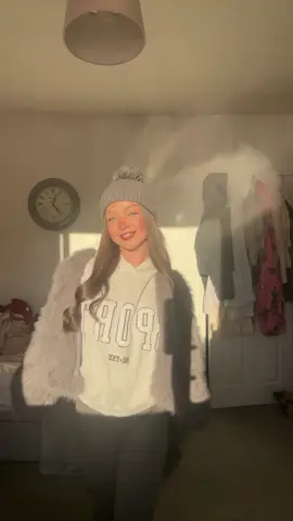 away to start christmas shopping🥹 #furjacketoutfit #greyfurjacket #wintershopping #winteroutfits #glasgow