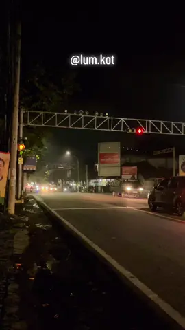 Suasana lalin malam hari di pertigaan lampu merah sukodono, ada lampu diskonya😅 16.11.2025 20.31WIB #lumajang #lampumerah #susana #lumkot #explorelumajang 