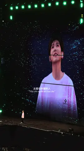 Gửi đến mình của tuổi 13, chúng ta mất khá lâu nhưng cuối cùng chị đã thay em đến gặp ngôi sao sáng nhất trong lòng chúng ta ⭐️ Đừng lo lắng quá, Vương Nguyên giỏi lắm, cậu ấy đang rất hạnh phúc và chúng ta cũng vậy 💚 #wangyuan #王源 #roywang #underuniverse王源2025 #王源宇宙超级无敌大狂欢巡 