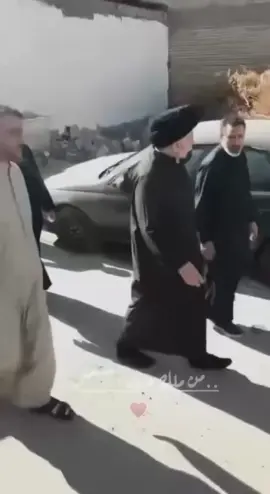 #خدام_ال_الصدر_الكرام   في ازقة الحنانة وبين جيرانه يتجول اعظم زعيم عراقي شيعي عرفه التاريخ بعد المعصومين.