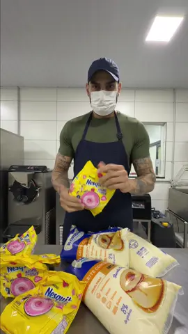 Produção Cookie Pinkfoot: massa de morango azedinha, brigadeiro de Nesquik e chocolate branco  #cookies #cookierecheados #confeitaria #asmr 