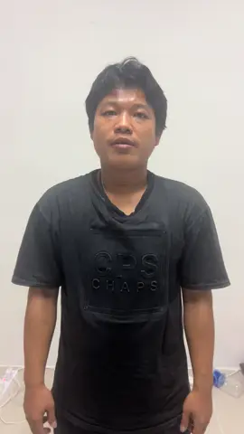 အလုပ်သမား ၂၈ ယောက်ရဲ့ ပိုက်ဆံတွေ လိမ်သွားလို့ ၈ လတိတိ လိုက်ပြီး အခန်းထိခေါ်ပြီး စပါယ်ရှယ် ကြိတ်ထားတာ.   ရဲစခန်းရှေ့တင် ပါးရိုက်လိုက်တာ ပုံကျသွားရော