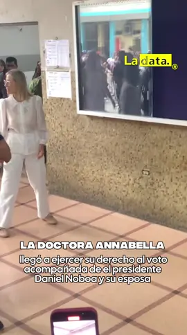 #Tendencia ¡La Asambleista Annabella Azín llega a votar con un mensaje claro: hoy el país renueva la esperanza! La asambleísta Annabella Azín, madre del presidente Daniel Noboa, ya llegó al recinto electoral de P. Icaza y Baquerizo Moreno, donde su presencia generó de inmediato expectativa y un ambiente de optimismo entre los ciudadanos. Su arribo marca uno de los momentos más simbólicos de la jornada, en un día donde millones de ecuatorianos deciden el rumbo del país. En la Junta Electoral #3, ubicada en la Facultad de Matemáticas de la Universidad de Guayaquil, el operativo de seguridad está completamente desplegado. Todo está listo para que Azín ejerza su voto en medio de un clima de orden y sentimientos de renovación nacional. Hoy, más que nunca, la consigna es clara: Ecuador vota con esperanza. @ladataec👈 #ladata #TendenciaPolitica #ConsultaPopular2025 