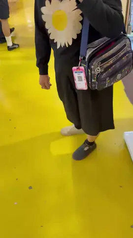 เรื่่องนี้เป็นเรื่องของพี้สาวเรา เรื่องมีอยู่ว่า ในขณะที่มาเดินเที่ยวตึกแดงกับครอบครัว เดินมาเจอกล่องเหล็กร้านนึง เลยหยิบขึ้นมาให้ลูกดู บอกน่ารักมั้ยลูก ก็มีเสียงตะโกนมาว่า ไม่รู้ถามได้น่ะจะได้ฉลาด นี่เลยวางลง ล่ะบอกค่ะ ถ้าอยากรู้เดี๋ยวถามนะคะ แม่งก็ดันพูดต่อว่า อยากรู้ว่าเป็นอะไรก็ถามสิค่ะ จะได้ฉลาด นั่นมันกล่องใส่ซูชิ ไม่ซื้ออย่าจับ มีป้ายห้ามจับติดอยู่ ไม่เห็นหรอ  นี่เลยหันไปขอโทษบอกว่า ถ้ามีป้ายห้ามจับติดก็ขอโทษด้วยนะคะที่จับ พอดีไม่เห็นมีป้ายเลย มีแต่ป้ายขอบคุณที่ซื้อสินค้าของร้าน เป็นภาษาอังกฤษ นี่ก็เดินหนีไป แต่ร้านป้าอยู่ใกล้กับร้านขายกล้อง ซึ่งแฟนกับลูกกำลังดูอยู่ ล่ะป้านี่ก็เดินมานินทาเรากับร้านค้าแถวนั้น ตรงข้ามร้านกล้อง นินทาว่าเราหยิบของเปิดดูแล้วไม่ปิด ทั้งที่เรามีมือเดียว อีกมือถือถุงช้อปปิ้งพะรุงพะรัง จังหวะได้ยินเค้านินทา เราเลยว่าสวนกลับตามในคลิป ป้าพูดว่าไม่มีเงินอย่ามาเดินจับเล่นด้วย เสียดายถ่ายไม่ทัน พอเห็นเราไม่อ่อนแบบที่ป้าคิด ป้าเลยบอกแค่ล้อเล่น ไม่คิดว่าเราคิดจริงจัง ขอโทษที่เสียงดัง มึงด่าลค.ว่าโง่ ไม่ฉลาดแล้วบอกว่าล้อเล่น งั้นที่กูเสียงดังวันนี้ กูก็แค่ล้อเล่นเหมือนกันค่ะ #ตึกแดงจตุจักร 