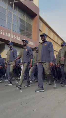 Ce dimanche matin, Son Excellence Bassirou Diomaye Diakhar Faye, Président de la République et Chef suprême des Armées, a pris part à la randonnée pédestre qui marque la clôture de la Semaine des Forces armées, placée cette année sous le thème : « Les Forces armées, partenaires des Jeux Olympiques de la Jeunesse Dakar 2026 ». Aux côtés du Ministre des Forces armées, du Chef d'Etat-major général des Armées et des autorités militaires, le Chef de l'État a partagé un moment de cohésion, de discipline et de proximité avec les hommes et les femmes qui préparent, aux côtés de la Nation, la réussite de ce premier événement olympique organisé en terre africaine. Désormais inscrite dans l'agenda républicain, cette randonnée se tiendra chaque premier dimanche suivant la Journée des Forces armées. Elle symbolise l'esprit de résilience, de mobilisation et d'endurance qui anime nos Forces de défense et de sécurité, appelées à jouer un rôle essentiel dans l'accueil, la sécurité et le rayonnement des JOJ Dakar 2026. La Présidence de la République salue cette initiative qui renforce les liens entre l'Armée et la population, et rappelle la contribution déterminante des Forces armées à la construction d'un Sénégal souverain, uni et tourné vers l'avenir. #ForcesArmées #Dakar2026 #fyp #pourtoi #Sénégal