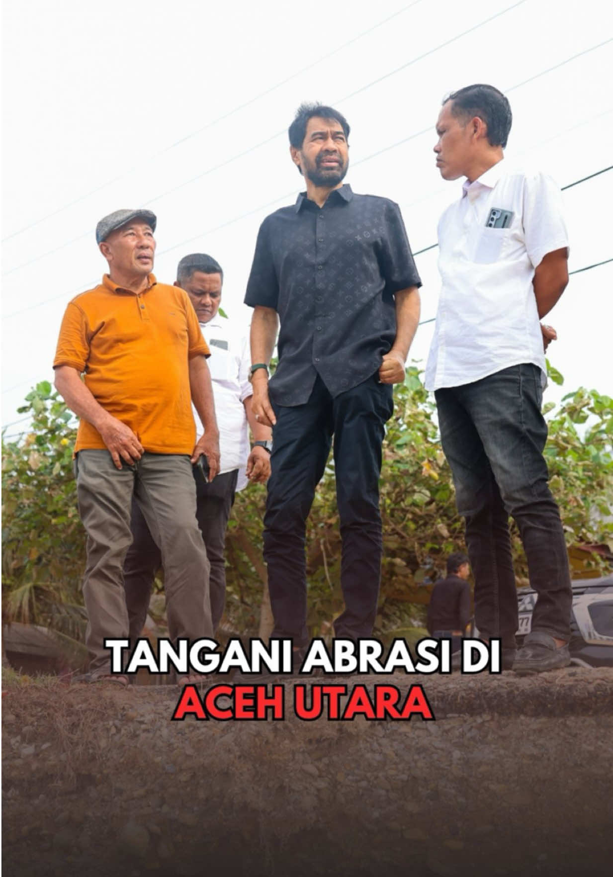 Saya meninjau langsung kondisi abrasi yang semakin parah di Gampong Lhok Puuk, Kecamatan Seunuddon, Aceh Utara, Minggu (16/11/2025). Saya melihat bagaimana rumah warga tergerus laut dan hilang tanpa jejak. Garis pantai kini sudah berada tepat di depan permukiman. Situasi ini sudah darurat. Saya meminta agar penanganan dilakukan secepat mungkin agar dampaknya tidak semakin meluas. Saya juga akan memanggil TAPA untuk mempercepat tindak lanjutnya. Bersama Bupati Aceh Utara, Ismail A Jalil atau Ayahwa, kami mendengar langsung keluhan warga. Dari 475 kepala keluarga di sini, 214 keluarga sudah terdampak. Bahkan 38 rumah sudah hanyut ke laut. Badan jalan utama gampong juga sudah amblas. Ketika pasang purnama, air laut masuk ke perkampungan. Sumur warga tidak dapat lagi digunakan karena airnya sudah asin, sementara jaringan PDAM di sini belum berfungsi. Saya memastikan Pemerintah Aceh akan bergerak cepat. Kita tidak ingin ada korban lebih besar lagi. #mualem #lhokpuuk #seunuddon #gubernuraceh #2025 