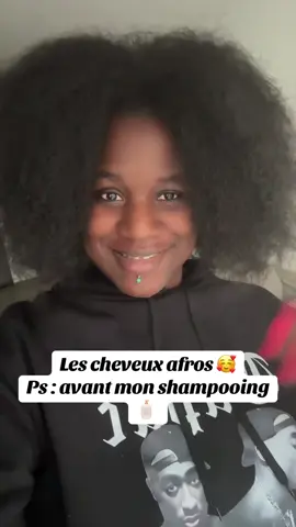 Ne faites pas attention ils sont sales c’est avant mon shampooing. Juste pour vous montrer qu’il ne faut pas avoir honte d’avoir des cheveux crépus ! C’est votre couronne ! Et avec les produits adaptés tout va bien 🥰🎀🪮 #cheveuxcrepusnaturel #nappygirl #crepus #darkskin @ACTIVILONG @Cantu Beauty @SheaMoisture @Mielle Organics @kairly_paris @Garnier @L’Oreal Paris Makeup & Hair @As I Am France 