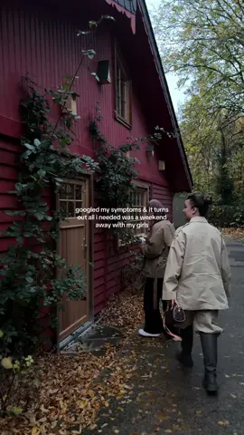 Girly trips are always needed 👯‍♀️🪵🕯️☕️ #girlstrip #cabininthewoods #weekendaway #countryside #autumndiaries 