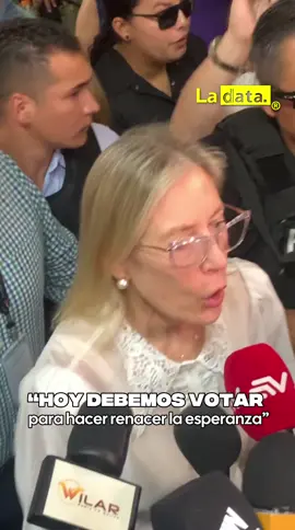 #Tendencia Debemos votar pensando en nuestros hijos”: Anabella Azín llega a sufragar junto al presidente Noboa y la primera dama Lavinia Valbonesi. La asambleísta Anabella Azín arribó a la Universidad de Guayaquil acompañada del presidente Daniel Noboa y la primera dama Lavinia para ejercer su derecho al voto en esta jornada decisiva. En su mensaje, Azín recalcó que “debemos votar pensando en nuestros hijos” y recordó que durante años se arropó y protegió al cr1min4l alias Fito, uno de los más peligrosos del país. Subrayó que, frente a ese pasado oscuro, la cooperación internacional es hoy clave para recuperar la seguridad y avanzar como nación. @ladataec👈 #ladata #TendenciaPolitica #EcuadorDecide #ConsultaPopular2025 
