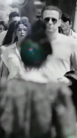 Herkesin karanlığı kalbinde Herkesin hikayesi gizli bir yara Kimsesiz bi' gölgeyim yapayalnız Belki şimdi geceler hep sabahsız Mutlaka yine doğar güneş Boşluktayım, paramparça Kaybolmuşum, ben araftayım İhanetin kavgasındayım Çıkmazların ortasındayım Gün ışığı ner'de?