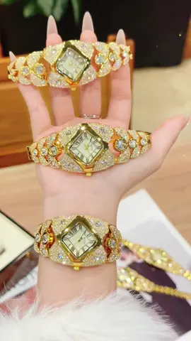 Thiết kế kiêir dáng lắc hoàng kim đeo lên tay ôm cổ tay, tôn da sáng tay #trendingtiktok #xuhuong #hani #xuhuongtiktok #donghodep 