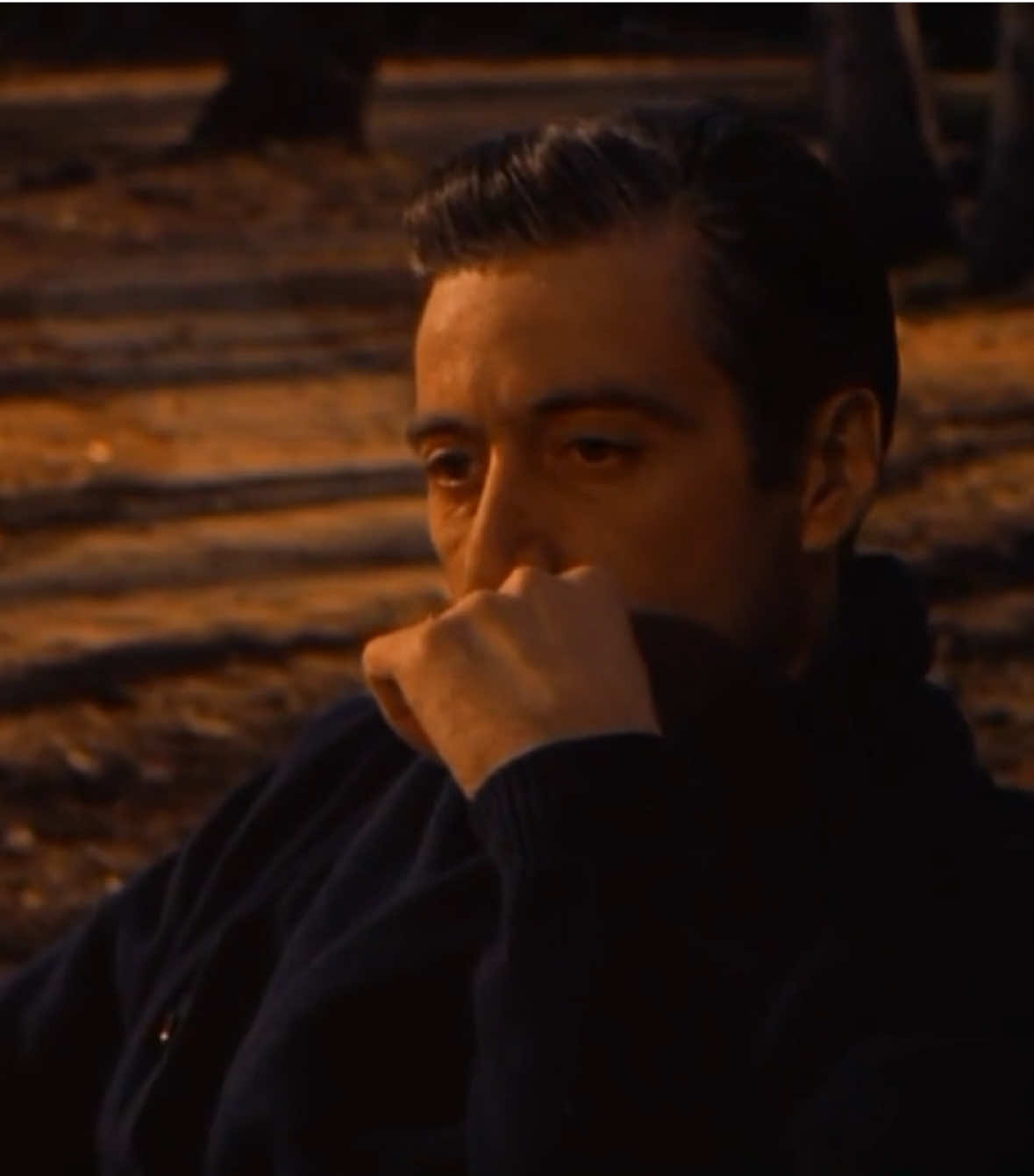 The Godfather:🍿🎬 1972-1990 Когда кино не просто фильм, а искусство. The Godfather — топ-1 мафиозная классика. Американская мафия следила за съёмками. Они угрожали команде, пока студия не согласилась убрать из фильма слово “мафия”. В итоге оно звучит только один раз. Бюджет: 6–7 миллионов Сборы: 250+ миллионов Фильм спас Paramount от финансового краха. #кресныйотец #thegodfather 