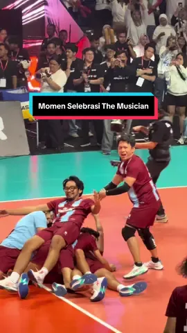 @Ariel Noah masih cidera tapi ttp ngumpulin team-nya buat celebrate. Respect Capt! 🫡 #bahkanvoli @VINDES #bahkanvoli3 #bahkanvoli #arielnoah 