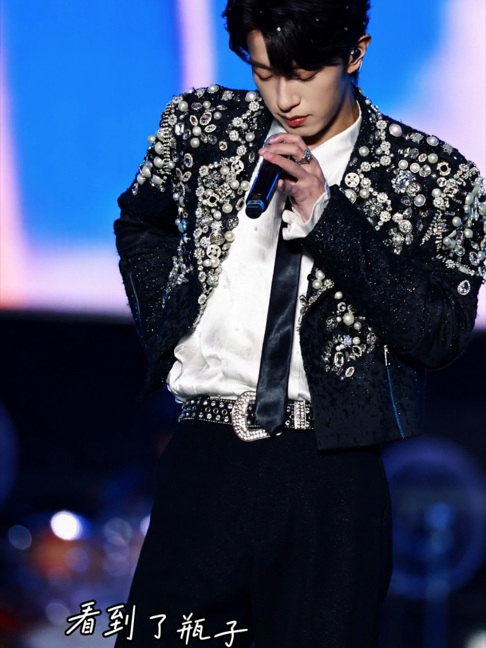 Bạn nhỏ Lý Phái Ân thấy chai nước rơi trên sân khấu sẽ nhặt lên đặt gọn sang một bên vì lo lắng các bạn khác không để ý sẽ vấp ngã. Bạn ấy cũng nhắc anh Camera chú ý phía sau khi đang quay phim. Khi ra sân bay bạn luôn nhắc fan chú ý an toàn. Fan ném thư lên sân khấu nhưng theo quy định không được nhặt, bạn ấy sẽ nhắc fan đừng ném nữa, cũng không quên 