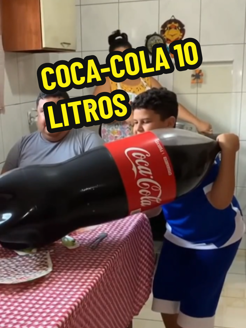 “Flagrante de família brasileira: o menino chegou na cozinha carregando a Coca-Cola gigante de 10 litros — parecia até um galão de água! 😂 A galera já deu risada dizendo que agora sim o almoço de domingo, churrasco e as festas de fim de ano estão garantidos. Humor exagerado, vídeo caseiro e aquele clima de família reunida que só o Brasil entende. Quem mais encararia uma Coca dessas na mesa?” #CocaCola #natal  #HumorBrasileiro #VídeoCaseiro #FamíliaBrasileira 