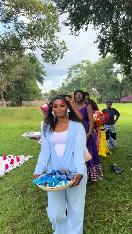 Picnic with the girlies 🥰😂 Aunty peach u try ya🤣🤣