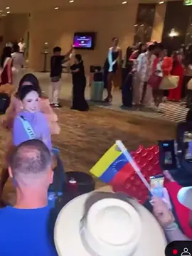 Cô @Call me Duy bế bà @HƯƠNG GIANG thấy cưng #queenbeauty_team 