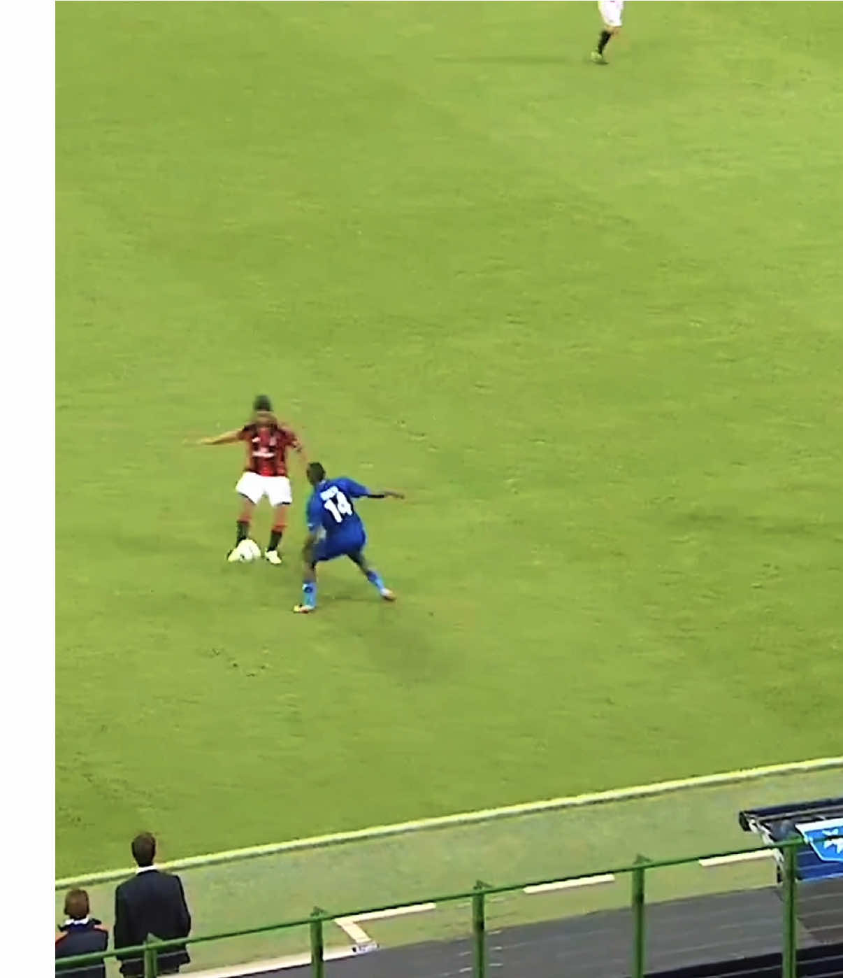 Ronaldinho skills Ac Milan🇧🇷#fyp #ronaldinho #ronaldinhogaucho #footballtiktok #viralvideo 