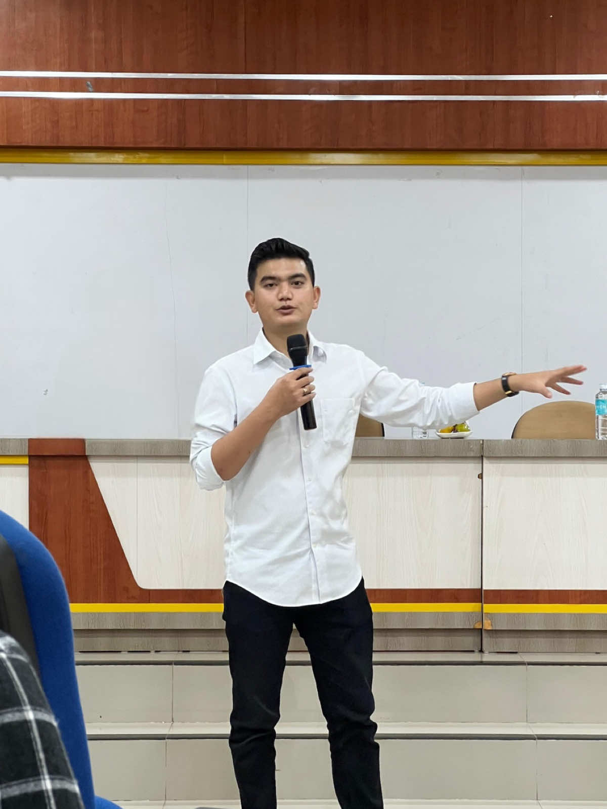 Hari ini saya berkesempatan menyampaikan materi tentang Leadership Managerial untuk Mewujudkan Efektivitas Organisasi pada kegiatan Kursus Kepemimpinan Nasional (Suspimnas) Forum Silaturahim Studi Ekonomi Islam (FoSSEI). Salam semangat untuk para Calon Presidium Nasional FoSSEI 2026 generasi yang akan memikul estafet kepemimpinan dan membawa perubahan. Karena Pemimpin sejati tidak lahir dari kenyamanan, tetapi dari keberanian berdiri ketika yang lain memilih diam. #leadership #kepemimpinan #seminar #speaking 