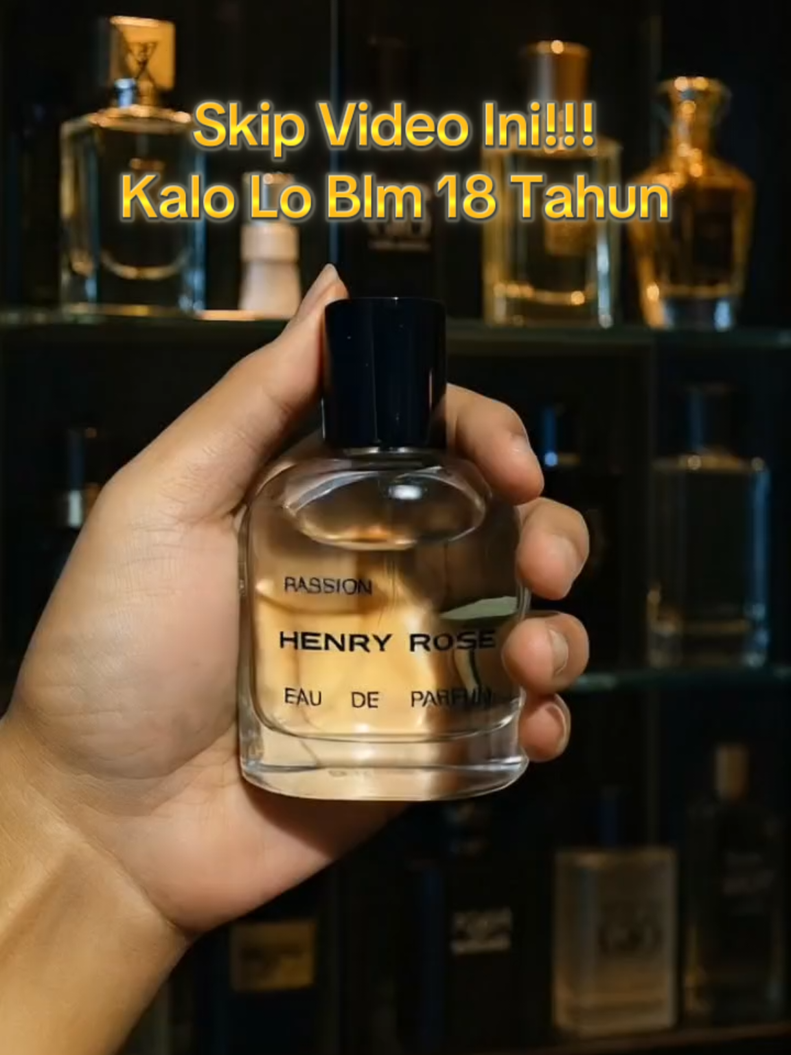 Jangan beli parfum ini kalau lo belum 18 tahun. Henry Rose Passion By: @henryrose  ini wangi fresh–woody yang keliatan MAHAL banget. Aroma citrus, green tea, sama cedar bikin lo auto naik level. Tahan lama, cocok buat kerja & aktivitas harian. ⚠️ Lagi promo gede, sebelum harga balik normal klik keranjang kuning sekarang! #henryrosepassion #parfumcowok #parfumviral #promoguncang1212 #parfummewah 