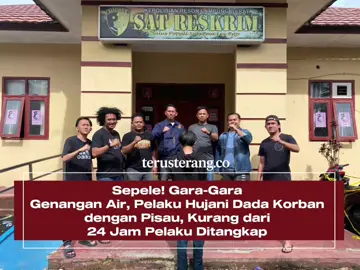 Lampung Barat - Tim Tekab 308 Presisi Polres Lampung Barat bergerak cepat mengungkap kasus penusukan yang menewaskan seorang pemuda bernama Reno Ferdian di kawasan Puncak Rest Area Pekon Sindang Pagar, Kecamatan Sumber Jaya, Sabtu (15/11/2025) malam. Pelaku berinisial RD berhasil ditangkap kurang dari 24 jam setelah insiden tersebut terjadi. Peristiwa berawal ketika korban tengah berkumpul bersama teman-temannya di lokasi wisata tersebut. Tak lama kemudian datang pelaku dan rombongannya. Salah satu rekan pelaku menendang genangan air hingga mengenai korban dan memicu adu mulut antara kedua kelompok. Pelaku dan teman-temannya sempat pergi. Namun beberapa saat kemudian mereka kembali, dan percekcokan kembali tak terhindarkan. Dalam situasi yang memanas, RD mendadak mengeluarkan pisau dari balik jaket dan menusukkannya ke dada kiri korban. Usai melakukan penusukan, pelaku langsung melarikan diri bersama rekan-rekannya. Korban sempat dilarikan ke Puskesmas Fajar Bulan dan dirujuk ke RS Medika Bukit Kemuning. Namun, kondisi kritis korban membuat nyawanya tidak tertolong. Reno dinyatakan meninggal dunia dalam perjalanan menuju rumah sakit. Kasat Reskrim Polres Lampung Barat IPTU Rudy Prawira mengatakan, penangkapan pelaku dilakukan setelah polisi mengumpulkan keterangan saksi dan menelusuri jejak pelaku. Berdasarkan penyelidikan, RD ditemukan bersembunyi di rumah keluarganya di Pekon Pandang Tambak, Kecamatan Way Tenong. “Pelaku berhasil diamankan tanpa perlawanan dan mengakui perbuatannya,” ujar IPTU Rudy. Polisi turut mengamankan sejumlah barang bukti, antara lain sebilah pisau, pakaian milik korban, serta jaket dan hoodie yang diduga digunakan pelaku ketika kejadian. Pelaku kini menjalani proses hukum di Satreskrim Polres Lampung Barat. Penyidik masih mendalami peran rekan-rekan pelaku yang berada di lokasi saat insiden terjadi. Polres Lampung Barat menegaskan komitmennya untuk terus memberikan rasa aman kepada masyarakat dan memastikan setiap kasus kriminal ditangani secara cepat, tegas, dan profesional. #fypviralシ #lampungtiktok #sumberjaya #lampungpride #satreskrim 