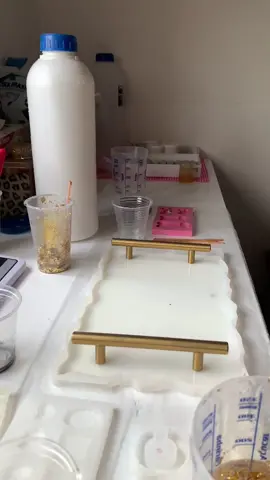 💫 Transforme tempo livre em oportunidade! Aprenda a fazer peças em resina e tenha uma nova renda 🌷 👉 Curso completo na bio, acesse agora! #resina #feitoamao #rendaextra #artesanatobrasil