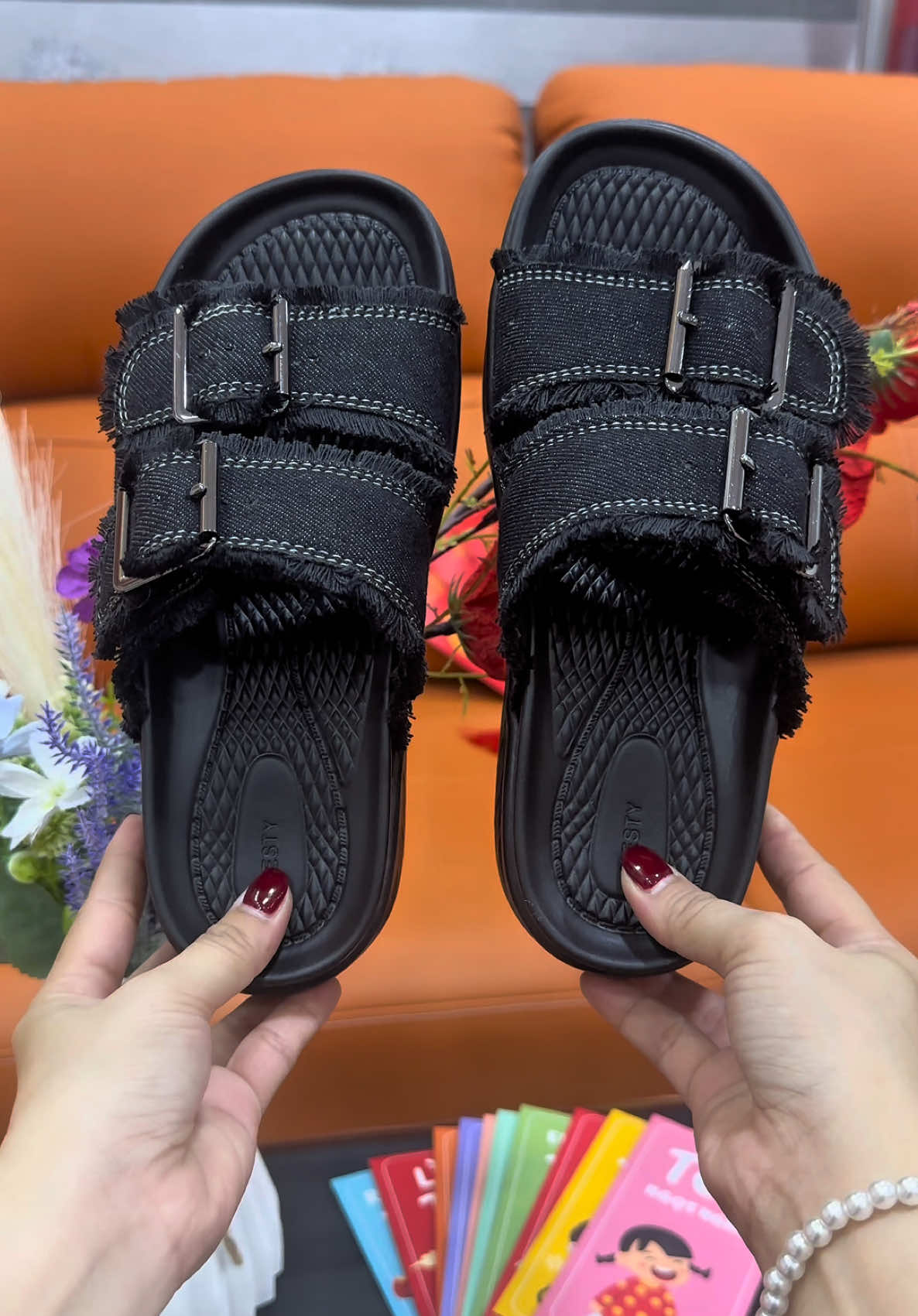 Mang lên chân là êm – bước ra đường là trend! Dép Nesty hai quai, nhẹ như không mà phong cách thì hết nấc  #depnesty #depnestymaumoi #depnestyvietnam #depxuong #depquaingang 