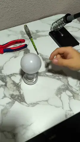 ampül nasıl tamir edilir paranız cebte kalsın #keşfet #ampül #elektrikçi #lehim #tamirattadilat 