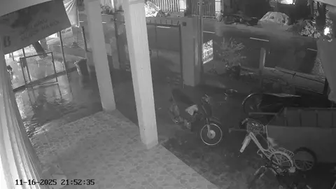 Clip camera ghi lại khoảnh khắc lốc xoáy tối nay ở khu vực Phú Ninh, chỉ vài giây thôi nhưng thiệt hại biết bao nhiêu tài sản của bà con 😢