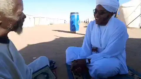 #قصص_أهل_الفاشر  نسأل الله أن يحقق مراده وييسر له حجة وعمرة  سبحان الله يذهب اليهم الإنسان ليطمئنهم فيرجع وقد تعلم الطمأنينة منهم  خلال جولات أخي الشيخ خالد عثمان محجوب الحضري  في مخيمات أهل الفاشر بالدبة التقى بهذا الوالد العجيب  يقين عجيب  يتجاوز مأساة العنف الذي شاهده  والمسافات التي قطعها  والوضع الذي يعيشه  ويفكر هناك في بيت الله الحرام  وفي الآخرة  اللهم املء قلبه وقلوبنا إيمانا ورضى ويقينا  اللهم يسر امره وحقق مراده  #انشر_المقطع  لعلك تكون سبب دخول الفرحة الى قلبه  وتحقيق مراده  ولعلك تظفر بدعوة منه تسعد بها  اللهم الطف به وكل أهلنا الذين قدموا الينا من الفاشر