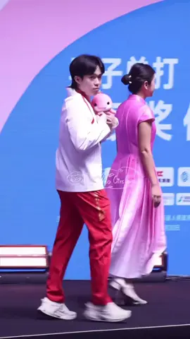 Có lẽ tôi đã thấu cảm giác mùa hè Paris năm đó... Một người mất quyền tranh HCV, một người đi tranh HCV nhưng cuối cùng lại thua trận... vẫn là tỷ số đó . Giải 4 năm 1 lần, luôn có những dang dở 🥹 #shatou #sunyingsha #wangchuqin #tabletennis #xh 