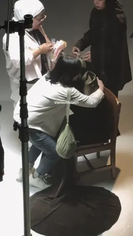 Moment lagi proses videoklip , aku baru aja mau intipp padahal, eh pas liat ke bawah ini udh kesekian kalinya Takenya di ulang krna ka ceppy gak tahannn sllu mau nangiss🥺🥺 Tau gak aku klo liat ka ceppy nangis , kek hatiku jga nyesekkkk bngettt malah ikut nangiss jadinyaa🥺🥺 Smoga Allah selalu Datangkan kebahagiaan dan rezeki melimpah ya kakk❤️‍🩹🥺 psti bapak jga bangga lihat anaknya sudah sejauh ini walaupun sempat ingin Usai dengan segala perjuangannya tapi ceppy berusaha untuk meneruskan cita citanya Yang ia bangun Saat bapak masih ada di sampingnya @Selfi Yamma ❤️‍🩹Alfatihah Pak yamma❤️‍🩹 #pelukannyata 