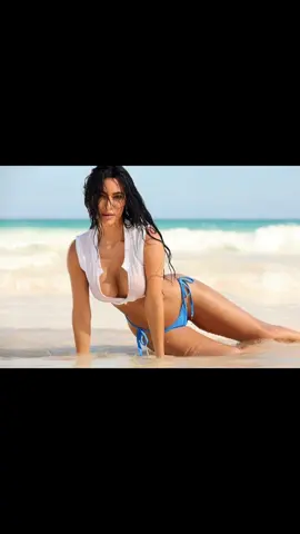 Hot bikinibabe in a wet T-shirt is smoking in the Ozean. #chica #bikini #hottie #bikinivibes