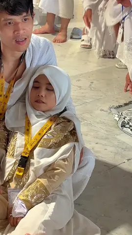 Makna sakit saat ibadah haji/umrah Sebagai ujian dan penghapus dosa: Sakit dapat menjadi cara Allah menguji keimanan dan menghapus dosa-dosa seorang hamba. Sebagai seorang muslim, hendaknya kita selalu berbaik sangka kepada Allah,  Yg lagi dimekkah beribadah umroh tetap jaga kesehatan 🤲🏻 Buat temen2 yang menitip doa insyaAllah jika sudah membaik saya doakan didepan ka’bah  Smoga hajat temen2 allah kabul aamiin 🤲🏻🙏🏻