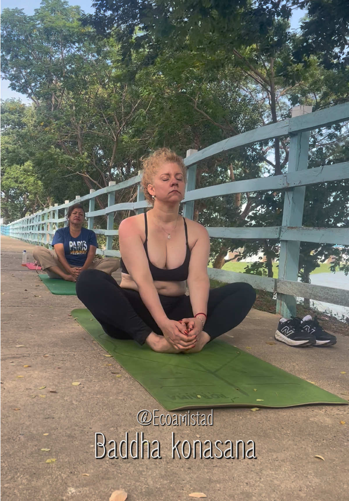 Postura de mariposa / Baddha Konasana 🦋 #yoga #significado #yogaencalabozo #paz #libertad 