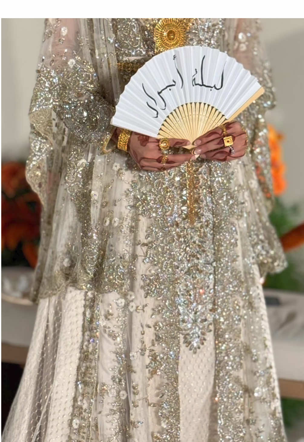 ليلة أبرار🤎✨ الكتابة ع المهفات لايف خلال المناسبه✍🏻 متوفر ايضاً المداخن الفخار و مرايا ولوح كانفس في  جميع الامارات🇦🇪 للحجز دايركت انستا او تيكتوك📩⁩⁩ #توزيعات #ليلة_حناء #عقد_قران #كتابة_اسماء #رسم_مباشر 