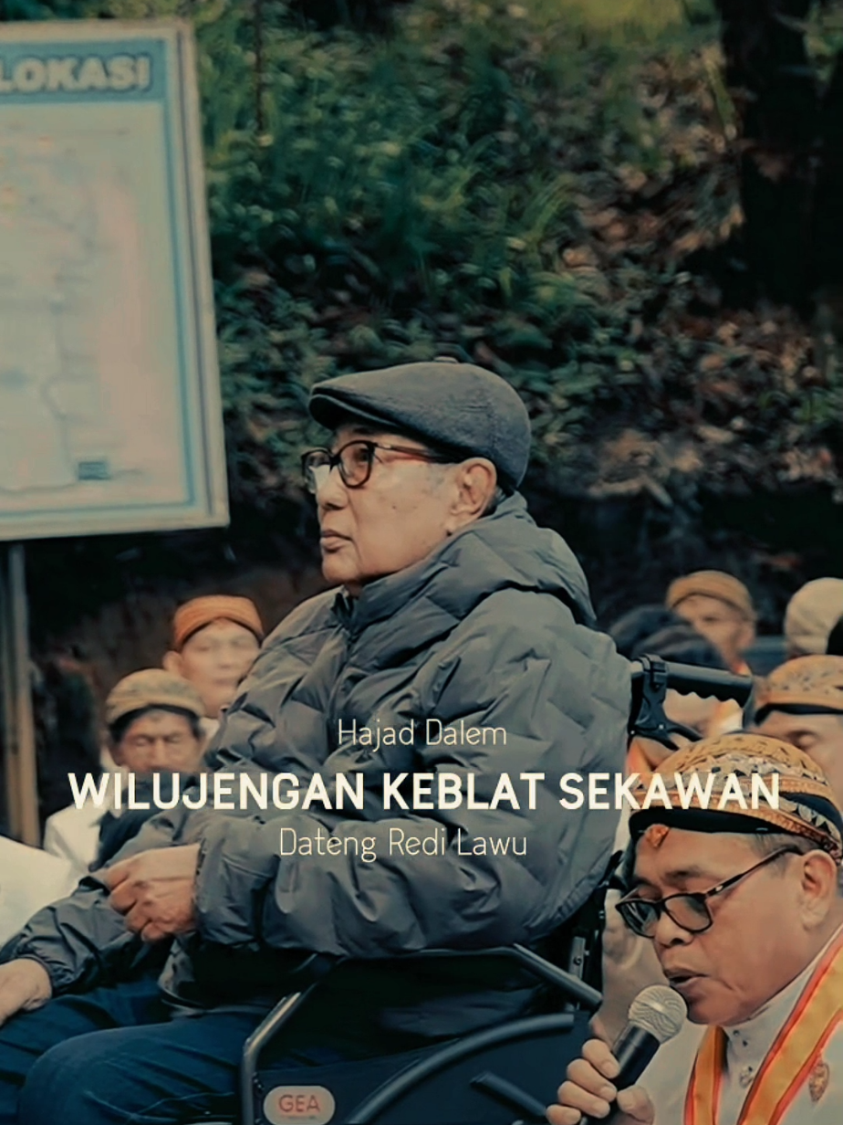 Kenangan 2010 sewaktu Swargi Sinuhun Pakubuwana XIII didampingi G.K.R Pakubuwana  memimpin sendiri ritual hajad dalem wilujeungan kiblat sekawan di gunung lawu yang dilakukan rutin setiap tahun oleh keraton Kasunanan Surakarta Hadiningrat dalam rangkaian ritual di bulan suro ( video 2025 & foto 2010 ) #pakubuwanaxiii #keratonsolo #solo #surakarta #fypシ 