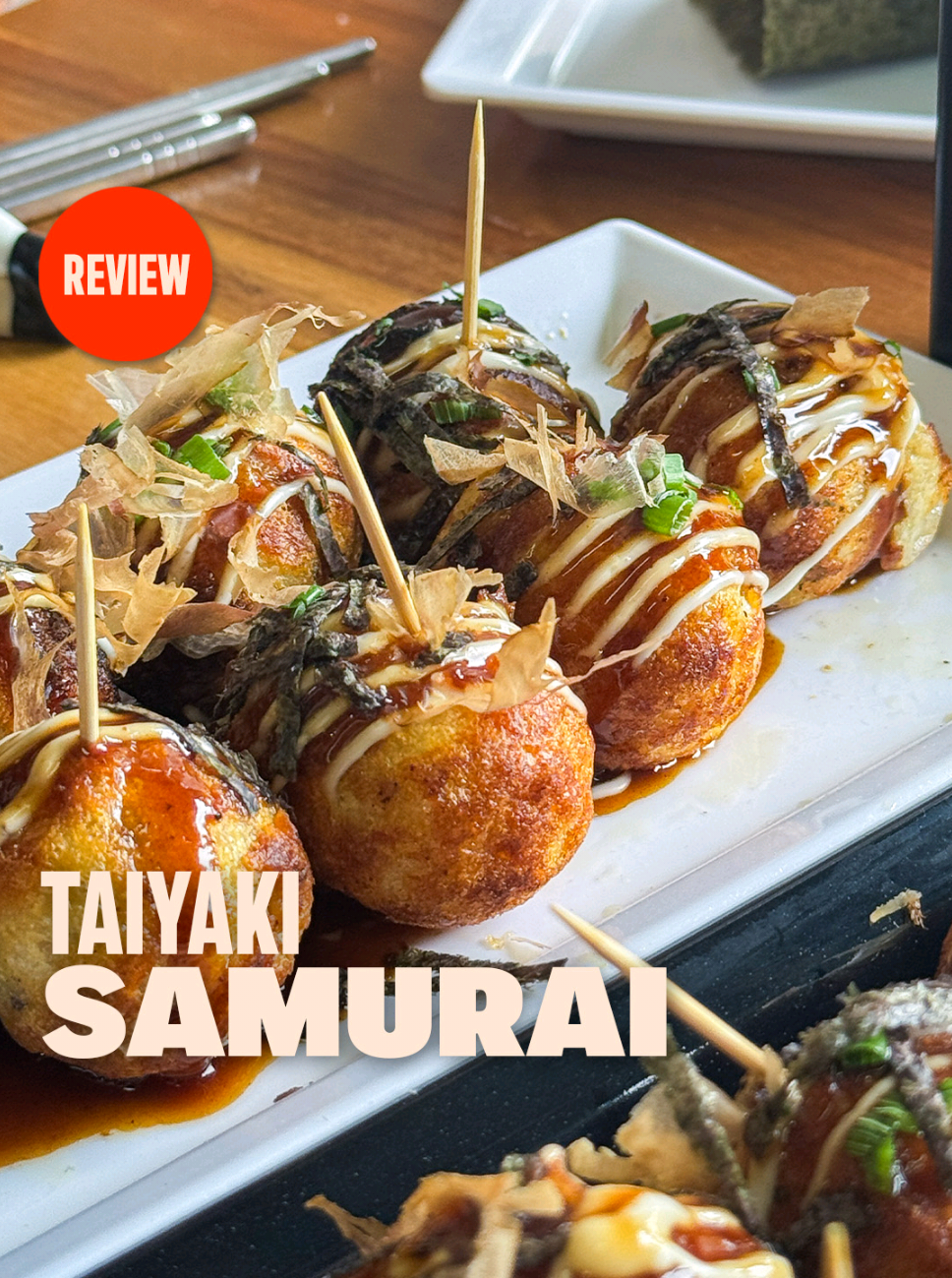 Si alguna vez ha querido probar los taiyakis o el tradicional onigiri, Taiyaki Samurai es el sitio perfecto. Este local sin pretensiones, impulsado por la Embajada de Japón en Colombia, empezó en el centro de Bogotá, pero hace un par de meses llegó a Chapinero.  Compuesto por un par de mesas, tiene una carta corta pero llamativa, desde la tradicional sopa miso hasta las famosas bolitas de Osaka, los takoyakis. No se puede perder las gyozas ni el taiyaki de vainilla, que su relleno está hecho con vainilla mexicana.  @taiyaki.samurai Dirección: Carrera 11 #70 A-17, Bogotá Precios: $/$$$$ (Platos fuertes menos de 30mil) La ocasión: Quiere comer asiático pero se cansó del sushi. #Beats #TaiyakiBogotá #RestaurantesBogota #ComidaAsiaticaBogotá