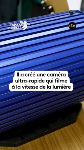 À Strasbourg, une caméra ultrarapide est capable de filmer à la vitesse de la lumière. Il est ainsi possible d'observer le déplacement de la lumière dans un espace. Cette camera va tellement vite qu'elle a été capable de capter une lumière du passé. Les prémices d'une machine à remonter le temps ? 🔬 #invention #Science #ralenti #alsace #insolite