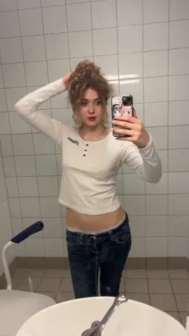 I ❤️ hollister #fypシ゚ #curls #curlyhair #OOTD #hollister 