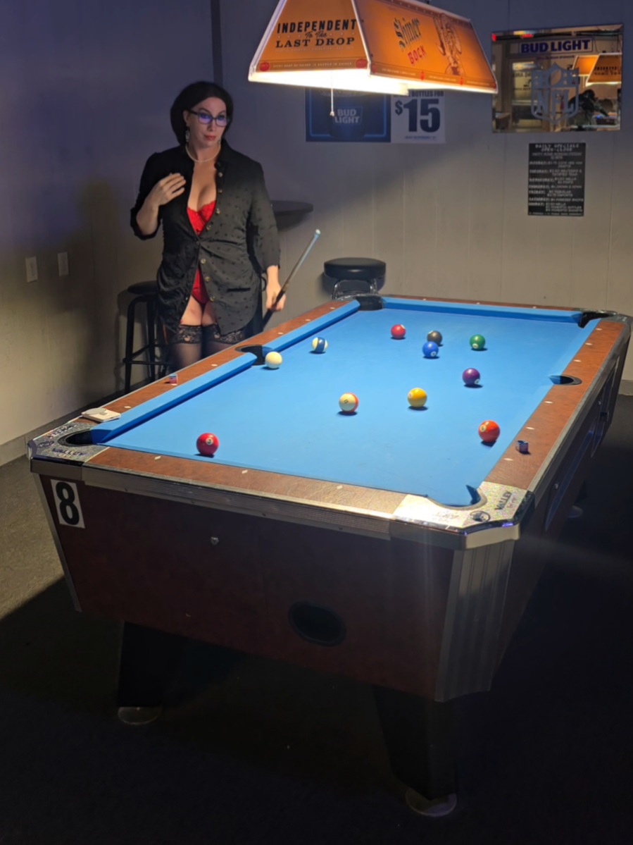 #8ballpool #poolhall #divebar #oilandgas #9ballpool was able to go out for a bit and practice some 8 ball last night at my favorite pool hall in Hurst. @Tx8ballqueen 