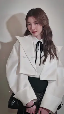 Yêu là khi bạn gặp được người mà mình lúc nào cũng muốn dựa vào.  Vì bản chất của tình yêu là sự tin tưởng và cảm giác an toàn. 🫂🫶🏻😘 @Lingling Kwong @ออมออมเอง:^D #linglingkwong #ormkornnaphat #tiktokviral #trend #xuhuong 