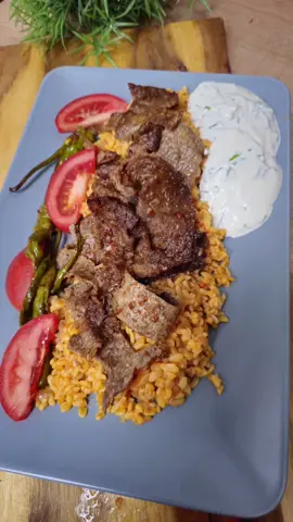 Döner muss nicht immer teuer sein, das ist der günstigste und leckerste Döner, den Ihr zu hause selber machen könnt  Zutaten: 500 g Hackfleisch  1 Zwiebel  2 Zehen Knoblauch  Salz, Pfeffer, Chili-Pulver  Ich hane noch Döner Gewürz genommen Ca. 3 EL Öl 2 EL Joghurt  #kochen #cooking #hausgemacht #rezepte #döner 