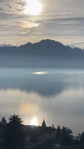 Montreux Vaud Suisse vu dans haut, panorama magique des montagnes et du lac Léman  #lacleman #montagnes #montreux #naturelovers #suisseromande 