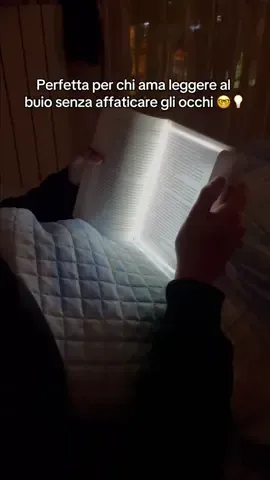La soluzione perfetta per leggere senza disturbare nessuno.😍 #libri #booklovers #readers #leggere #ideeregalo  Questa lampada per libri è il gadget perfetto per le persone che leggono soprattutto la sera, combina praticità e comfort: luce regolabile, design portatile e zero disturbi. Leggi ovunque, quando vuoi. 💡📖