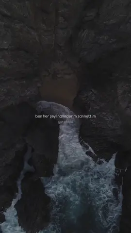 Herkesi kurtardım… Bir tek kendimi unuttum.. Bazı insanlar vardır… Herkesin yükünü taşır ama kimse onların omzuna dokunmaz. Sen de öyle oldun. Ne zaman biri eğrilse doğrulttun, ne zaman biri çökerse tutup kaldırdın. Sanki bir söz vermiştin dünyaya: “Ben hallederim.” Kim darda kalsa sana koştu, kim susmak istese sana döküldü. Sen kendi acını görmezden gelip başkalarının acısına yüreğini açtın. Kendi yaraların kanarken, onların yarasına merhem oldun. Herkes nefes alabilsin diye kendi nefesini tuttun. Ama kimse fark etmedi… Senin de güçsüz düştüğün anlar olduğunu. Bir gecede yığılıp kaldığını, içten içe çöküşlerini, “biraz iyi olayım” diye kendi kendine toparlanışlarını. Senin güçlü duruşun, herkesin gözünde “nasıl olsa o halleder” kolaylığına döndü. Ve zamanla, sen kendini unuttun. Ama bil ki… İnsan sürekli taşıyarak güçlenmez; bazen vazgeçmediği yüklerin altında tükenir. Ve kimse seni kurtarmak için gelmiyorsa bu senin değersiz olduğun için değil… Hep güçlü durduğunu sandıkları içindir. O yüzden kendine şunu hatırlat: Senin de durmaya, dinlenmeye, iyileşmeye hakkın var. Herkesi toparladığın gibi kendini de toparlama vaktin çoktan geldi. Çünkü kimse seni senin kadar kurtaramaz. Ve bir insan önce kendine yetişmeyi öğrenmeden kimseye gerçek anlamda yetişemez. 🌿 🎙️ @Gökhan Çınar  . . . #anlamlısözler #keşfet #hayat #kırgınlık #yalnızlık