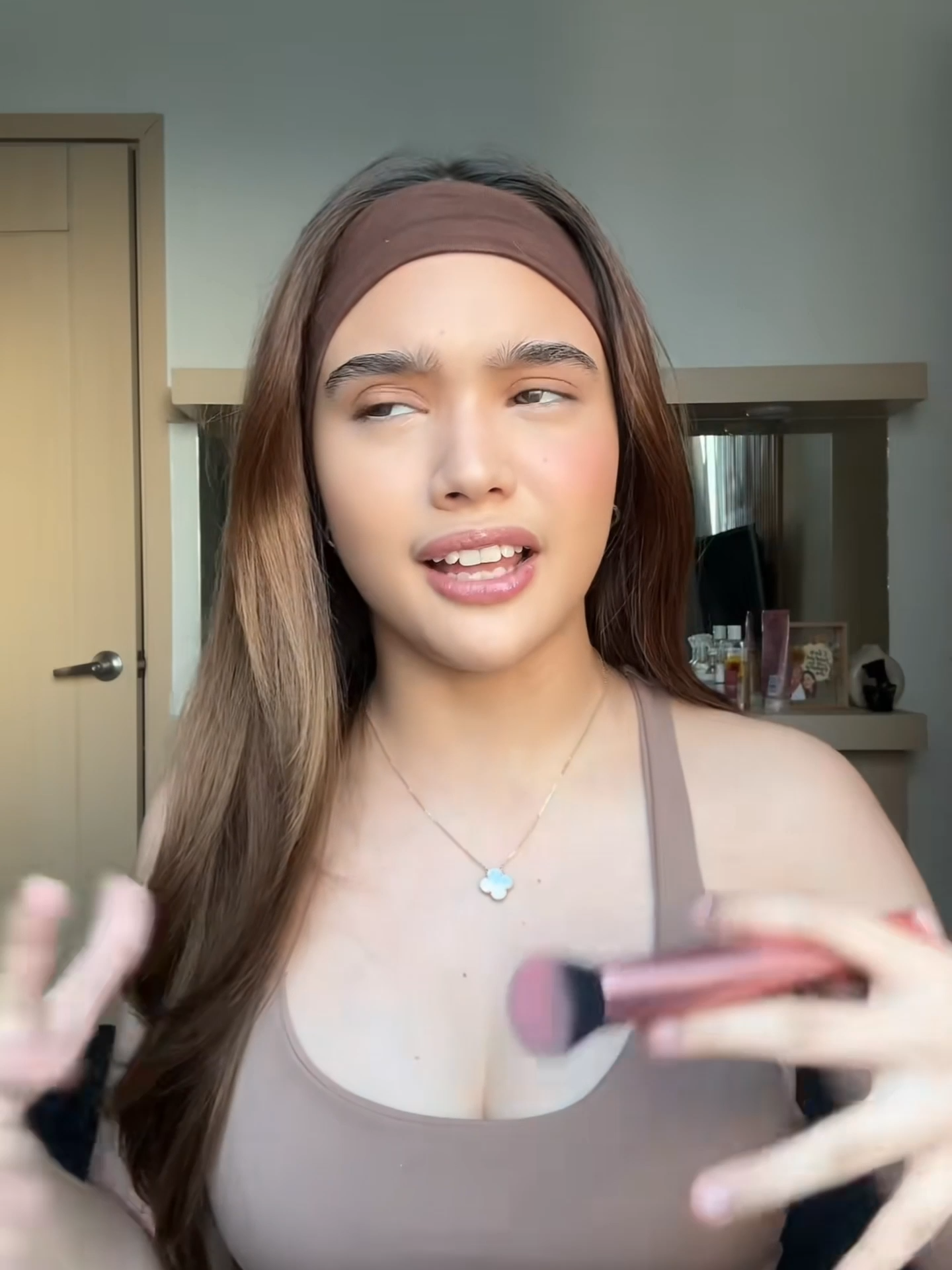 Sila may sabing tumutubo ha! 😂 Di ka a-angal be 😂 #fyp #fdaapproved #vitashape #realskin #vitamingummies