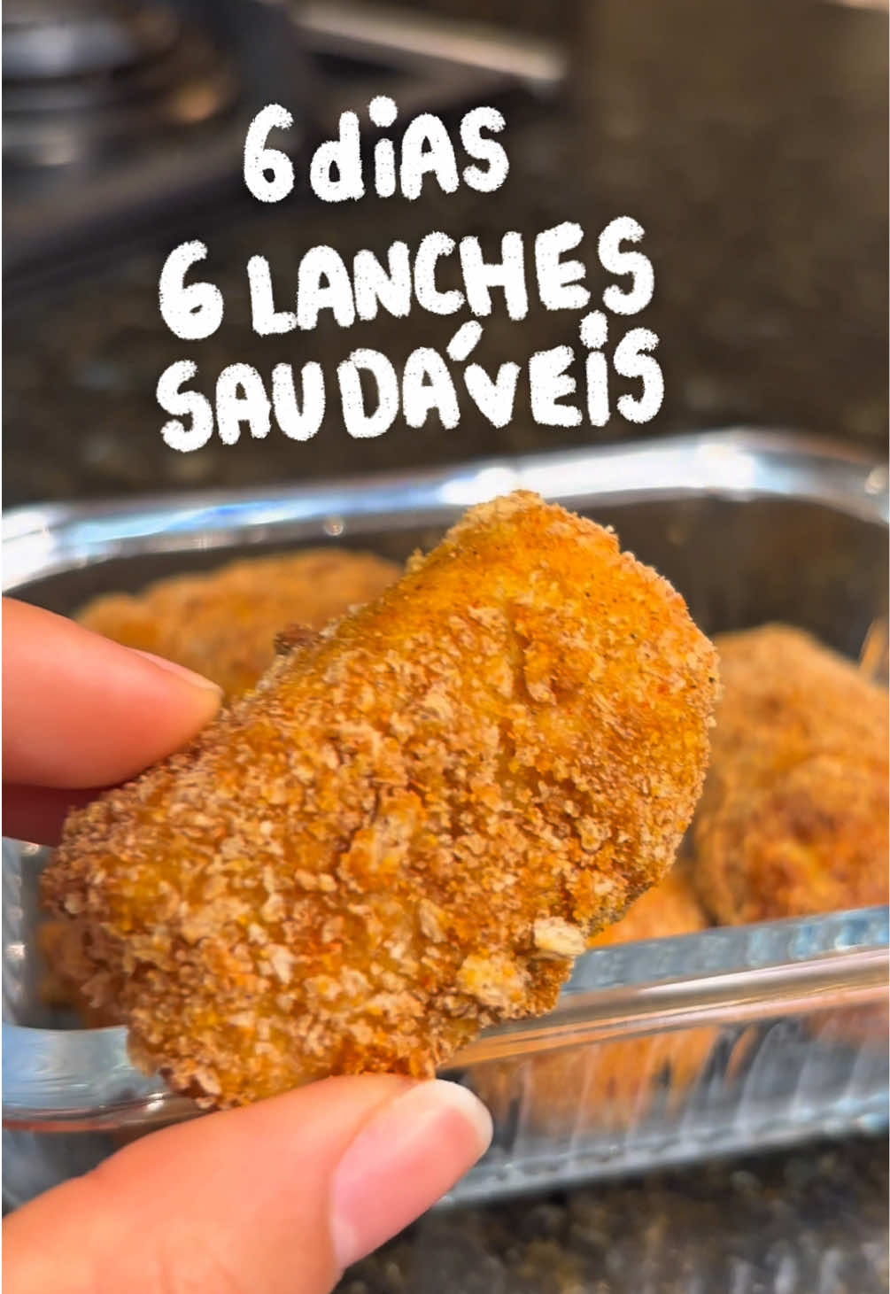 Dia 6: nuggets saudáveis de frango! para levar para a faculdade, trabalho ou colégio! >para a massa de frango: 1 kg de peito de frango (usei essa quantidade pois eu congelo para usar durante a semana), 1 cebola cortada grosseiramente, sal, alho ralado, pimenta, páprica e orégano. >1 pacotinho de magic toast para cada 150g de massa de frango (quantidade para 5 nuggets) >1 ovo batido para cada 150g de massa de frango (quantidade para 5 nuggets) ✅ Forno ou airfryer por 15-20min a 200 graus  ✅Informação nutricional (5 nuggets): Calorias: 327kcal Proteínas: 42,9g Carboidratos: 22,5g Gorduras: 7,5g #fyp #Fitness #saudável 